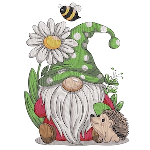 Puede incluir: Diseño bordado de un gnomo de jardín con una larga barba blanca, que lleva un sombrero verde con lunares y un atuendo rojo. Una gran margarita, una abeja y un erizo también aparecen en el diseño.