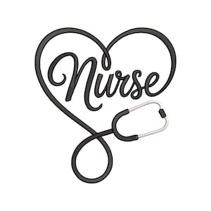 Puede incluir: Un diseño negro en forma de corazón con la palabra "Nurse" en escritura cursiva. Un estetoscopio está integrado en el diseño, con auriculares plateados y un tubo negro. El fondo es blanco.