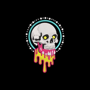 Puede incluir: Diseño de calavera bordada con ojos amarillos, rodeada por un círculo turquesa y puntos blancos, con goteo rosa y amarillo de la boca, sobre un fondo negro. Adecuado para ropa y accesorios.