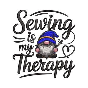 Könnte beinhalten: Eine Illustration mit einem Zwerg mit blauem Hut, Nadel und Faden, und dem Text "Sewing is my Therapy" in schwarzer Schrift. Das Design enthält ein Herz.