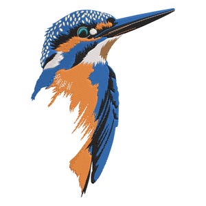 Op de afbeelding: Geborduurd beeld van een ijsvogel in blauw, oranje en wit. De vogel is in profiel afgebeeld, met een lange snavel en gedetailleerde steken. Het ontwerp heeft een textuur. Het oog van de vogel is turquoise. Witte achtergrond.