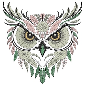 Puede incluir: Un diseño de búho bordado con detalles intrincados. Los ojos del búho son amarillos, rodeados de contornos verde claro y negro. El diseño incorpora patrones florales y de hojas rosas, verdes y crema.
