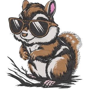 Puede incluir: Imagen bordada de una ardilla con gafas de sol. La ardilla tiene pelaje marrón, blanco y negro, con una cola esponjosa. Las gafas de sol tienen montura de madera. La ardilla está sentada en una rama.