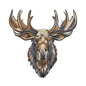 Puede incluir: Cabeza de alce bordada con grandes astas. El diseño utiliza hilos marrones, beige y azules sobre un fondo blanco. El alce tiene rasgos faciales detallados y una apariencia texturizada, adecuada para ropa o decoración del hogar.