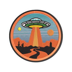 Könnte beinhalten: Runder, gestickter Aufnäher mit einem Retro-UFO-Design. Der Aufnäher hat einen orangefarbenen Rand. Das Design zeigt eine fliegende Untertasse, eine Wüstenlandschaft und zwei Planeten. Die Farbpalette umfasst Orange, Blau, Grün und Gelb.