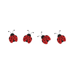 Könnte beinhalten: Vier gestickte Marienkäfer-Motive in einer horizontalen Reihe angeordnet. Jeder Marienkäfer hat ein leuchtend rotes Flügelmuster mit schwarzen runden Punkten, einen einfarbig schwarzen Kopf und zwei dünne schwarze Fühler.