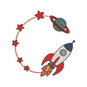 Könnte beinhalten: Gesticktes Design mit einer Rakete, einem Planeten mit Ringen und roten Sternen. Die Rakete hat einen weißen Körper, rote Flossen und eine blaue Spitze. Der Planet ist türkis mit roten Ringen. Die Sterne sind rot.