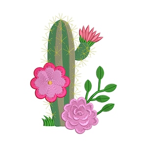 Puede incluir: Diseño bordado que presenta un cactus verde y marrón con espinas amarillas. El diseño también incluye dos flores rosas y hojas verdes. El cactus tiene un patrón de rayas y las flores tienen una apariencia texturizada detallada.