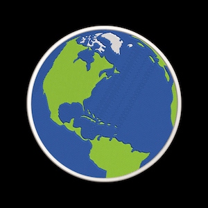 Pode incluir: Patch bordado com um globo terrestre estilizado. Os continentes são verdes, os oceanos azuis e as regiões polares brancas. O patch é circular com uma borda branca, sobre um fundo preto.