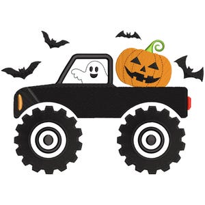 Könnte beinhalten: Schwarzer Monstertruck mit großen Rädern, der einen geschnitzten Kürbis und einen Geist transportiert. Der Kürbis ist orange mit einem grünen Stiel. Fledermäuse fliegen um den Truck herum und schaffen ein Halloween-Thema.