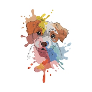 Op de afbeelding: Geborduurd beeld van een puppy met bruin en wit haar, met kleurrijke verfspatter accenten in geel, oranje, roze, blauw en rood. De puppy heeft grote bruine ogen en een kleine, donkere neus. Het ontwerp staat op een witte achtergrond.