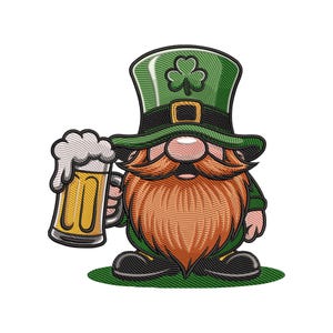 Pode incluir: Ilustração de desenho animado de um duende segurando um copo de cerveja. O duende tem uma longa barba laranja, um chapéu verde com um trevo e uma roupa verde. O copo está cheio de cerveja dourada e espuma branca.