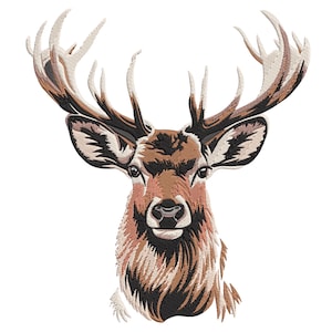 Può includere: Immagine ricamata di una testa di cervo, con cuciture dettagliate nei toni del marrone, beige e nero. Il cervo ha grandi corna e uno sguardo concentrato, su sfondo bianco. L'opera d'arte è probabilmente per una toppa o un oggetto decorativo.