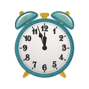 Puede incluir: Un despertador turquesa con detalles dorados. La esfera del reloj es blanca con números negros y manecillas que señalan casi las 12 en punto. El reloj tiene dos campanas turquesas y un soporte dorado.