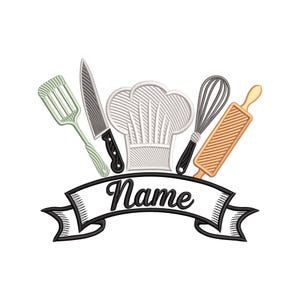 Puede incluir: Un diseño bordado con un gorro de chef, un batidor, un rodillo, una espátula y un cuchillo. Una pancarta debajo de los utensilios de cocina dice "Name" en una fuente de escritura. El diseño está en tonos de blanco, negro y beige sobre un fondo blanco.