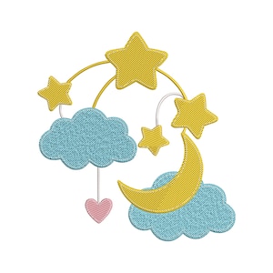 Op de afbeelding: Geborduurd baby mobile met gele sterren, een maan en blauwe wolken. Een roze hart hangt onder de wolken. Het mobiel is ontworpen met een speelse, gestikte esthetiek, perfect voor een babykamer.