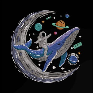 Puede incluir: Un diseño bordado que muestra a un astronauta montado en una ballena azul a través del espacio, con una luna creciente, planetas, estrellas y satélites sobre un fondo negro. El astronauta lleva un traje espacial.