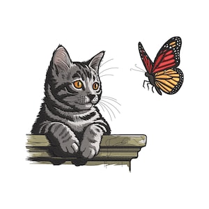 Könnte beinhalten: Eine graue getigerte Katze mit orangefarbenen Augen betrachtet einen Schmetterling. Der Schmetterling hat rote, orange und schwarze Flügel. Die Katze sitzt auf einem Sims mit grün-brauner Verzierung.