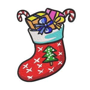 Könnte beinhalten: Gestickter Weihnachtsstrumpf mit roter Basis, weißen Akzenten und einem grünen Weihnachtsbaum-Design. Der Strumpf ist mit verpackten Geschenken und Zuckerstangen gefüllt. Eine festliche Weihnachtsdekoration.