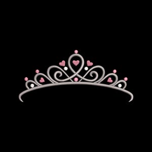 Puede incluir: Una tiara plateada con detalles de corazones rosas y perlas. La tiara presenta una base curva con diseños en espiral y pequeños corazones rosas. El diseño está sobre un fondo negro.