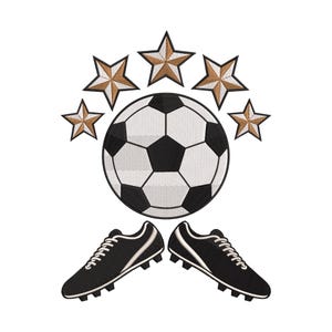 Könnte beinhalten: Gesticktes Design mit einem schwarz-weißen Fußball, einem Paar schwarzer Fußballschuhe und fünf gold-braunen Sternen. Die Schuhe haben weiße Akzente. Die Sterne haben braune Ränder.
