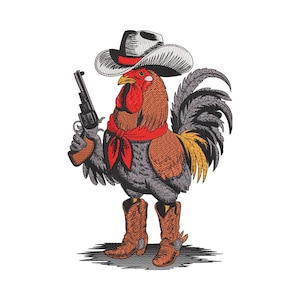 Puede incluir: Imagen bordada de un gallo vestido de vaquero, con sombrero, pañuelo rojo y botas de vaquero, sosteniendo una pistola. El gallo tiene plumas marrones, grises y rojas, sobre un fondo blanco.