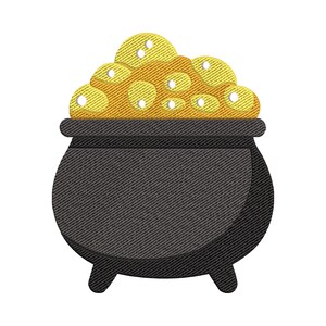 Op de afbeelding: Een witte keramische mok met een zwart handvat en de tekst "But First, Coffee" in een vetgedrukte, zwarte letter. De mok staat tegen een neutrale achtergrond, wat het eenvoudige ontwerp benadrukt.