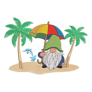 以下が含まれることがあります： 虹色の傘を持つビーチのノームの刺繍デザイン。2本のヤシの木がノームを挟み、青いイルカが水から飛び出しています。ノームは緑の帽子、白いひげ、青い服を着ています。