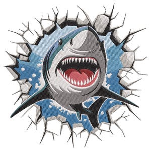 Puede incluir: Diseño bordado de un gran tiburón blanco rompiendo una pared agrietada. El tiburón tiene la boca muy abierta con dientes afilados, cuerpo gris y blanco y aletas negras. El fondo es azul con detalles blancos.