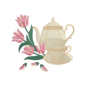 Puede incluir: Diseño bordado de una tetera, taza y platillo, junto a un ramo de tulipanes rosas y blancos con hojas verdes. La tetera y la taza son beige con ribetes dorados, sobre un fondo blanco. El diseño evoca un tema de fiesta de té vintage.
