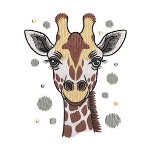 Könnte beinhalten: Gestickter Giraffenkopf mit braunen, beigen und weißen Markierungen. Die Giraffe hat große Augen mit langen Wimpern und ist von grauen und goldenen kreisförmigen Akzenten umgeben. Das Design befindet sich auf weißem Hintergrund.