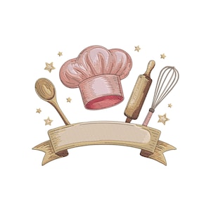 以下が含まれることがあります： コック帽、木のスプーン、めん棒、泡立て器をあしらった刺繍デザイン。ツールの下にはバナーがあり、小さな金の星が画像の周りに散らばっています。カラーパレットは、白地のピンク、茶色、金色の色合いで構成されています。