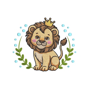 Op de afbeelding: Een cartoon leeuw met een gouden kroon, omringd door een groene krans en blauwe bellen. De leeuw heeft een bruin lichaam, een bruine manen en roze wangen. Het ontwerp is voor een baby of kind.
