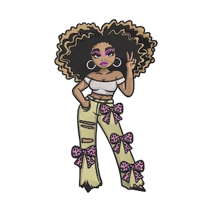 Peut inclure: Illustration brodée d'une femme élégante avec de grands cheveux bouclés, des créoles et un signe de paix. Elle porte un crop top blanc, un pantalon beige déchiré orné de nœuds léopard roses, et a du fard à paupières et du rouge à lèvres violets.