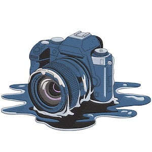 Op de afbeelding: Een blauw digitaal cameradesign met een smelten effect. De cameralens is het brandpunt, met witte druppels die naar beneden vallen op een donkerblauwe ondergrond. De camerabehuizing heeft een getextureerd uiterlijk.