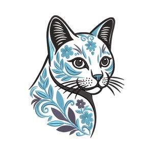 Könnte beinhalten: Stilisierte Katzenkopf-Illustration mit floralen und Blattmustern in Blau- und Grautönen, schwarz umrandet. Das Gesicht der Katze ist weiß, mit schwarzen Schnurrhaaren und Augen. Detailliertes Design.