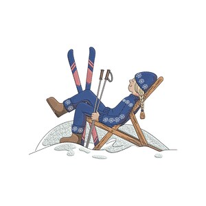 Può includere: Illustrazione di una persona che si rilassa su una sedia a sdraio di legno nella neve. La persona indossa un abito invernale blu con motivi a fiocco di neve, stivali marroni e un cappello blu. Sci e bastoncini sono appoggiati nelle vicinanze.