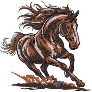 Op de afbeelding: Gedetailleerde illustratie van een rennend paard. Het paard is bruin met witte en zwarte accenten, de manen en staart wapperen in de wind. Het paard veroorzaakt stofwolken, wat een dynamisch en energiek beeld creëert.