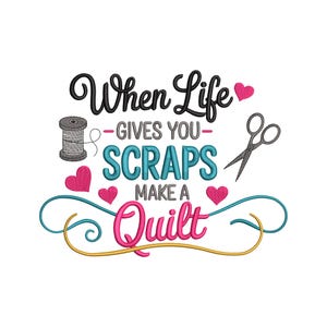 Puede incluir: Gráfico colorido con el texto "When Life Gives You Scraps Make a Quilt". El diseño incluye una bobina de hilo, tijeras y corazones. La palabra "Scraps" es turquesa y "Quilt" es rosa.