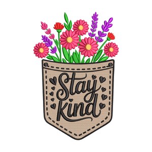 Puede incluir: Parche decorativo con un diseño de bolsillo y las palabras "Stay Kind" en escritura negra. El bolsillo está lleno de flores rosas, rojas y moradas con hojas verdes. El parche tiene un fondo beige y acentos de corazón negro.