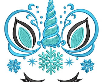 Op de afbeelding: Geborduurd ontwerp van een eenhoorngezicht met een spiraalvormige hoorn, gesloten wimpers en een sneeuwvlok. Het ontwerp heeft tinten blauw, zwart en turquoise. De ogen van de eenhoorn zijn zwart omlijnd met turquoise centra.