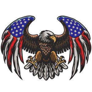 Könnte beinhalten: Gesticktes Bild eines Weißkopfseeadlers mit ausgebreiteten Flügeln. Die Flügel des Adlers sind mit der amerikanischen Flagge gestaltet, mit roten und weißen Streifen und einem blauen Sternenfeld. Der Adler hat braune und weiße Federn, einen gelben Schnabel und gelbe Krallen.