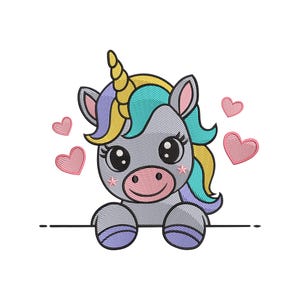 Könnte beinhalten: Gesticktes Einhorn-Design mit grauem Körper, gelbem Horn und bunter Mähne in Türkis, Lila und Gelb. Das Einhorn blickt über eine Linie, mit drei rosa Herzen. Auf weißem Hintergrund.