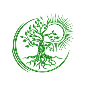 Puede incluir: Diseño bordado en verde de un árbol con raíces, ramas y hojas, encerrado en un marco circular. Un elemento similar al sol está posicionado encima del árbol. El diseño está sobre un fondo blanco. Representación gráfica del árbol de la vida.