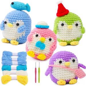 K&ouml;nnte beinhalten: Eine Sammlung handgefertigter geh&auml;kelter Pinguin-Spielzeuge in verschiedenen Farben, darunter Blau, Rosa, Gr&uuml;n und Lila. Jeder Pinguin hat einzigartige Accessoires wie H&uuml;te und Schals. Ebenfalls enthalten sind Wollkn&auml;uel in Blau, T&uuml;rkis, Wei&szlig; und Gelb sowie H&auml;kelnadeln.