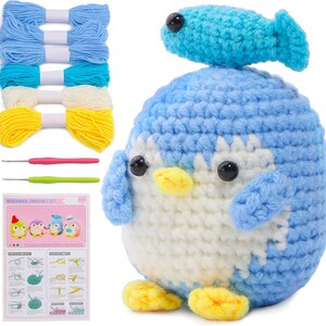 K&ouml;nnte beinhalten: Ein H&auml;kelset mit einem blau-wei&szlig;en Pinguin mit Fischhut, Garn in verschiedenen Blau-, Wei&szlig;- und Gelbt&ouml;nen, H&auml;kelnadeln und einer Anf&auml;ngeranleitung. Das Set enth&auml;lt Materialien zum Basteln.