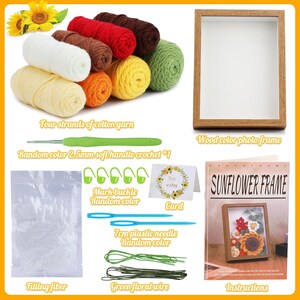 K&ouml;nnte beinhalten: Ein Bastelset mit verschiedenen Materialien f&uuml;r ein Sonnenblumen-Themenprojekt. Es enth&auml;lt bunte Wolle, einen H&auml;kelhaken, einen Fotorahmen, eine Karte, Nadeln, Blumendraht und eine Anleitung. Der Text auf der Anleitung lautet "SUNFLOWER FRAME".
