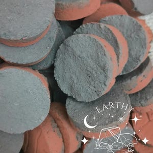 Ember Pucks - Torrfrukt och Red Nak - Rökiga järnrika indiska lergodisar (Ätbara lergodisar för Pica eller Geofagi)