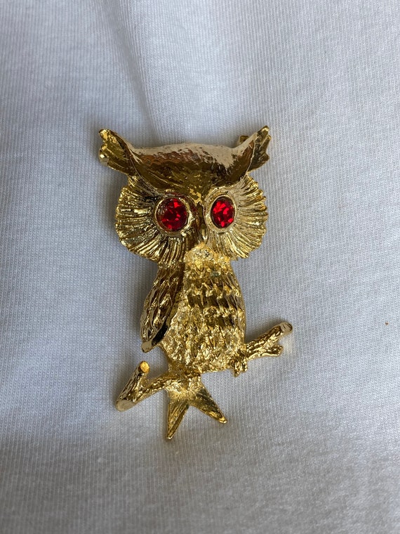 Vintage gold tone owl brooch signed Gerrys ~ red e