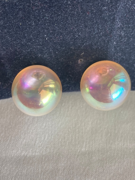 Iridescent "soap bubble" vintage screw-back button